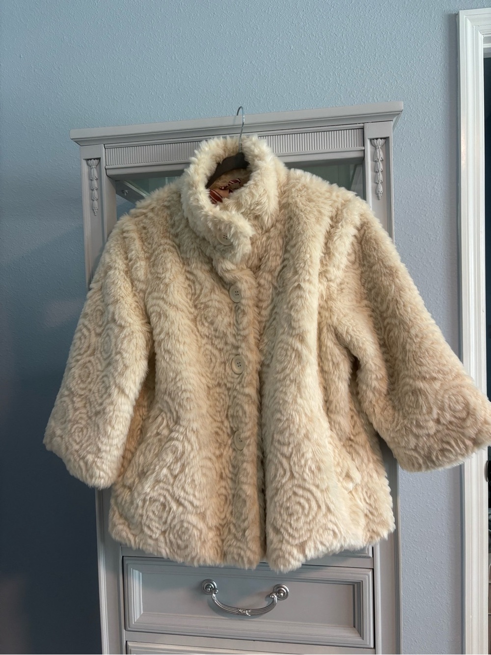 Women's Cream Faux Fur Coat - Elegant Short Jacket